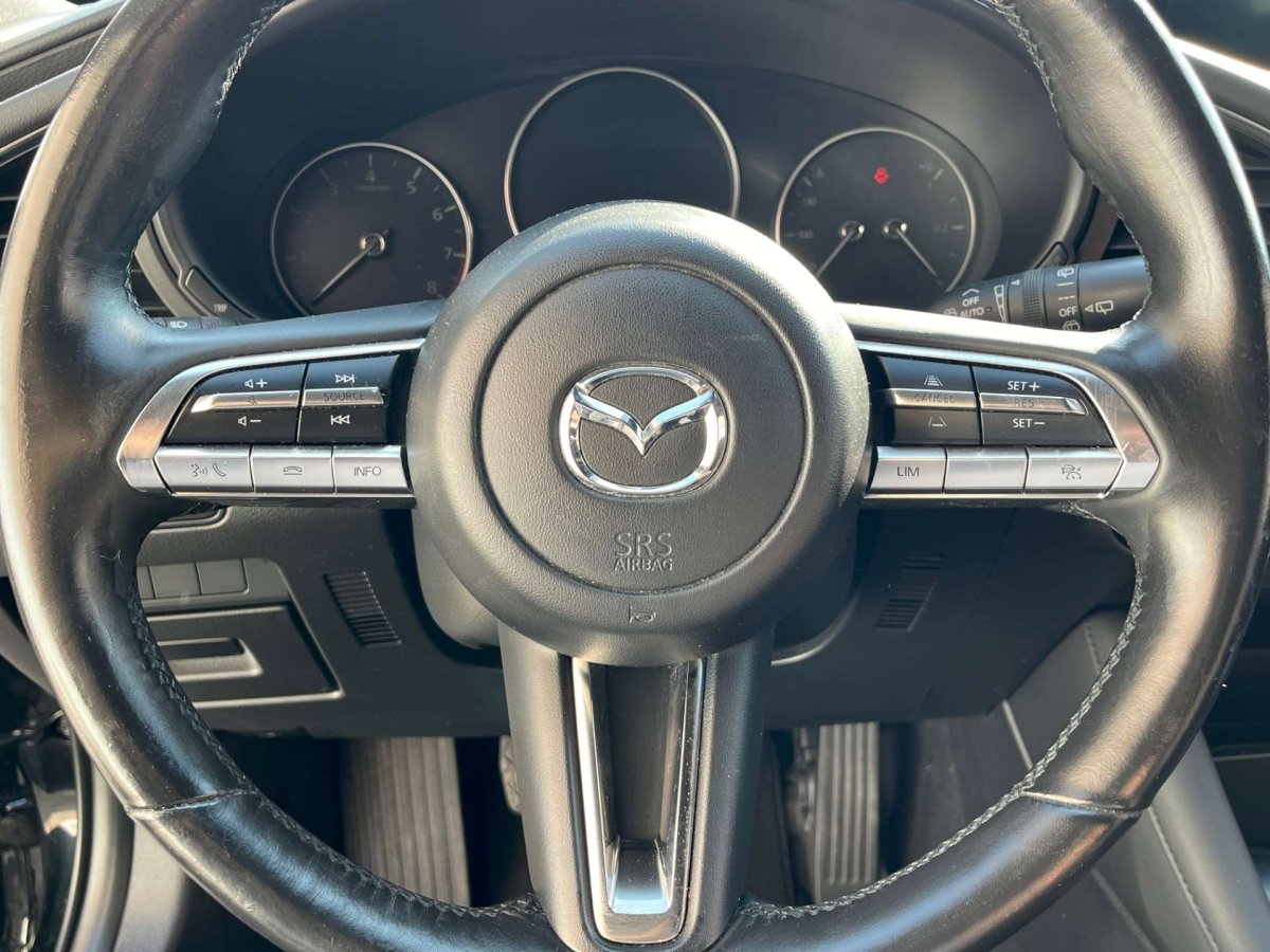 Mazda 3 2.0 M-HYBRID / Camera / Apple